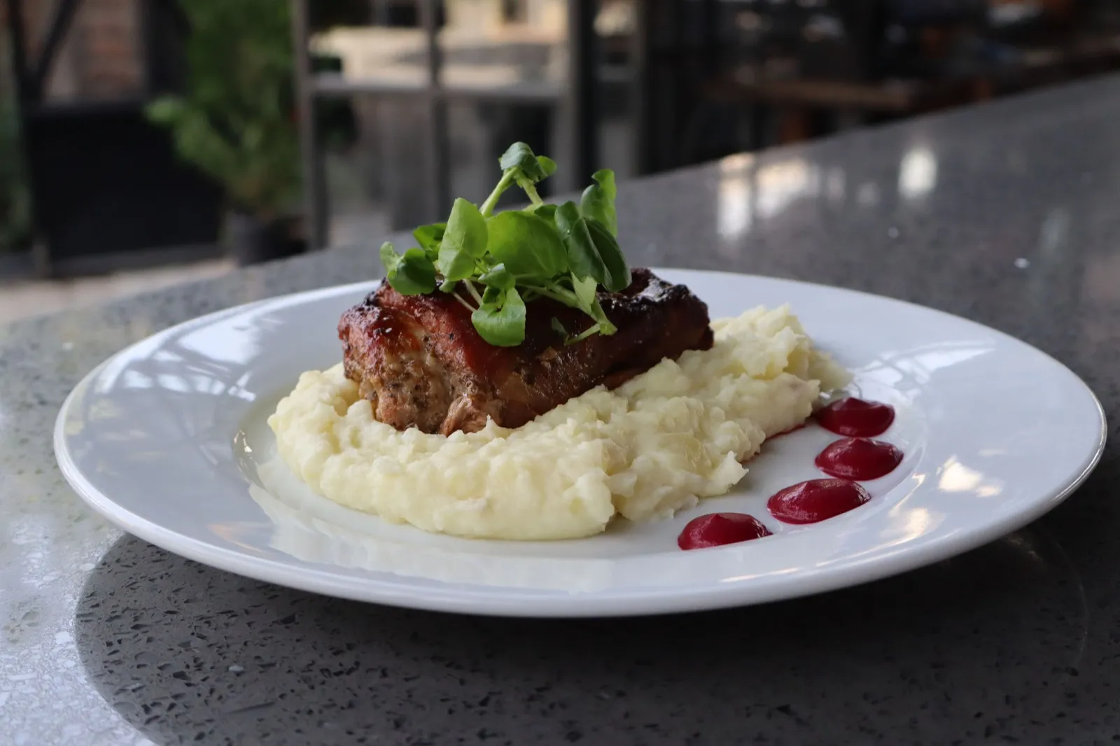 Costillar de cerdo con puré de papas casero