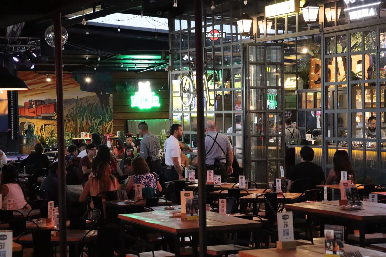 Salón de Ruta 78 lleno de gente en una noche de fin de semana