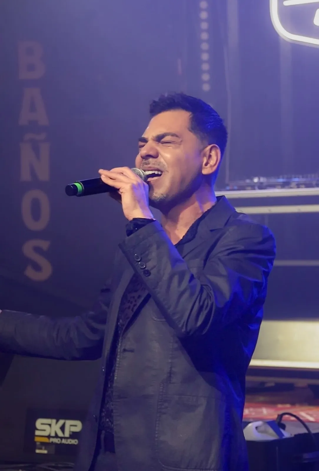 Cantante con micrófono en un show en vivo en Ruta 78
